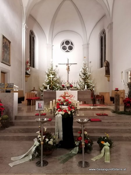 Trauersängerin Sängerin Gitarre Musikerin Trauerfeier Verabschiedung Beerdigung Begräbnis Erlöserkirche Kirche Sulz