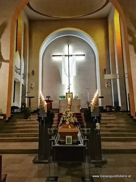 Bludenz Heilig Kreuz Kirche Vorarlberg Verabschiedung Trauerfeier Beerdigung Verabschiedung Totenwache Musik Kirche Solomusikerin Sängerin mit Gitarre www.trauer-musik.at www.gesangundgitarre.at Gesang Gitarre Yvonne Brugger Trauersängerin Kirchensängerin Kirche Trauerfeier Beerdigung Verabschiedung Vorarlberg Musik Kirche Sängerin mit Gitarre www.trauer-musik.at www.gesangundgitarre.at Gesang Gitarre Yvonne Brugger Trauersängerin Kirchensängerin