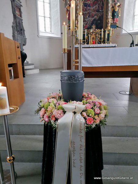 Götzis Alte Kirche Vorarlberg Verabschiedung Trauerfeier Beerdigung Verabschiedung Totenwache Musik Kirche Solomusikerin Sängerin mit Gitarre www.trauer-musik.at www.gesangundgitarre.at Gesang Gitarre Yvonne Brugger Trauersängerin Kirchensängerin Kirche Trauerfeier Beerdigung Verabschiedung Vorarlberg Musik Kirche Sängerin mit Gitarre www.trauer-musik.at www.gesangundgitarre.at Gesang Gitarre Yvonne Brugger Trauersängerin Kirchensängerin