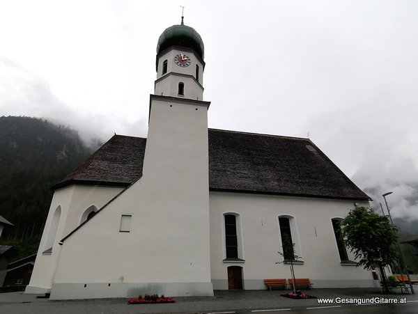 kirchliche Trauung Hochzeit St. Gallenkirch Kirche Musik Solomusikerin Sängerin Hochzeitssängerin Hochzeit Trauung Vorarlberg Kirche www.gesangundgitarre.at Gesang Gitarre Yvonne Brugger