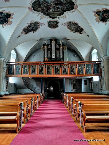 kirchliche Trauung Hochzeit St. Gallenkirch Kirche Musik Solomusikerin Sängerin Hochzeitssängerin Hochzeit Trauung Vorarlberg Kirche www.gesangundgitarre.at Gesang Gitarre Yvonne Brugger