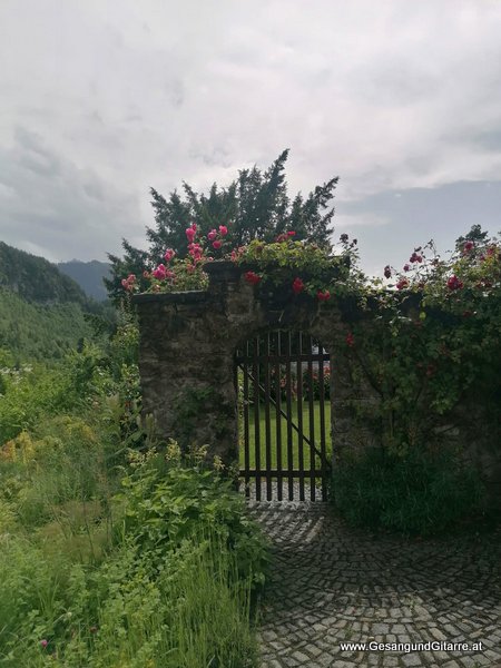 standesamtlliche Trauung Schloss Amberg Standesamt Feldkirch Musik Solomusikerin Sängerin Hochzeitssängerin Hochzeit Trauung Vorarlberg Kirche www.gesangundgitarre.at Gesang Gitarre Yvonne Brugger