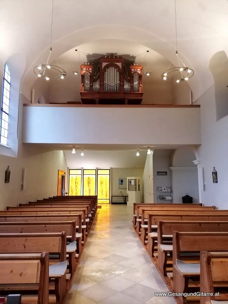 Kirche Viktorsberg Sulz Taufsängerin Sängerin mit Gitarre Taufe Musik Taufmusik Bodensee Musikerin Gitarre Gesang Kirche Taufsängerin Vorarlberg www.gesangundgitarre.at Gesang Gitarre Yvonne Brugger