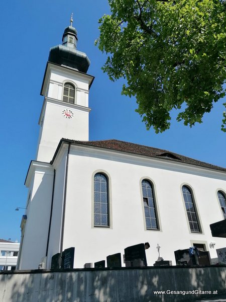 Kirche Lochau Taufsängerin Sängerin mit Gitarre Taufe Musik Taufmusik Bodensee Musikerin Gitarre Gesang Kirche Taufsängerin Vorarlberg www.gesangundgitarre.at Gesang Gitarre Yvonne Brugger