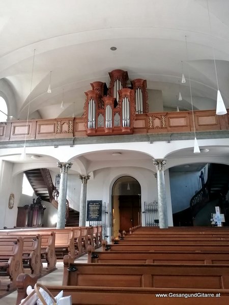 Kirche Lochau Taufsängerin Sängerin mit Gitarre Taufe Musik Taufmusik Bodensee Musikerin Gitarre Gesang Kirche Taufsängerin Vorarlberg www.gesangundgitarre.at Gesang Gitarre Yvonne Brugger