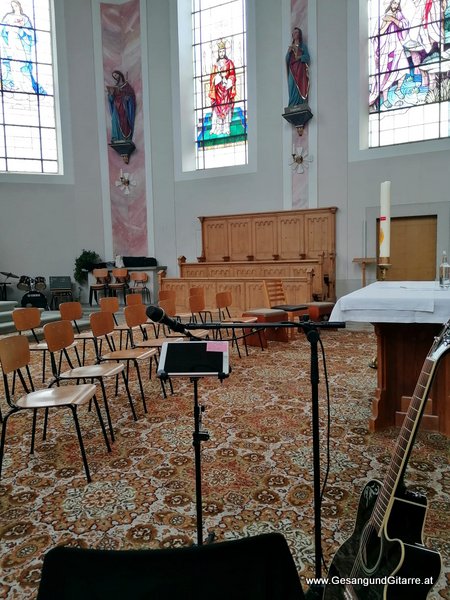 Kirche Hittisau Taufsängerin Sängerin mit Gitarre Taufe Musik Taufmusik Bodensee Musikerin Gitarre Gesang Kirche Taufsängerin Vorarlberg www.gesangundgitarre.at Gesang Gitarre Yvonne Brugger