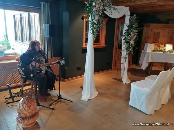 standesamtliche Trauung Hochzeit Lech Standesamt Musik Solomusikerin Sängerin Hochzeitssängerin Hochzeit Trauung Vorarlberg Kirche www.gesangundgitarre.at Gesang Gitarre Yvonne Brugger