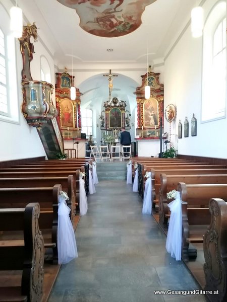 Freie Trauung Alte Kirche Feldkirch Tisis Musik Solomusikerin Sängerin Hochzeitssängerin Hochzeit Trauung Vorarlberg Kirche www.gesangundgitarre.at Gesang Gitarre Yvonne Brugger