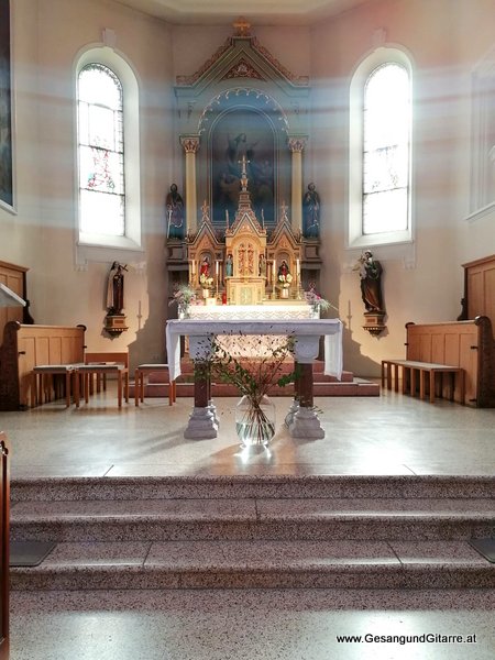 Kirche Feldkirch Gisingen Taufsängerin Sängerin mit Gitarre Taufe Musik Taufmusik Bodensee Musikerin Gitarre Gesang Kirche Taufsängerin Vorarlberg www.gesangundgitarre.at Gesang Gitarre Yvonne Brugger