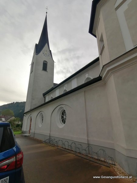 Kirche Feldkirch Gisingen Taufsängerin Sängerin mit Gitarre Taufe Musik Taufmusik Bodensee Musikerin Gitarre Gesang Kirche Taufsängerin Vorarlberg www.gesangundgitarre.at Gesang Gitarre Yvonne Brugger