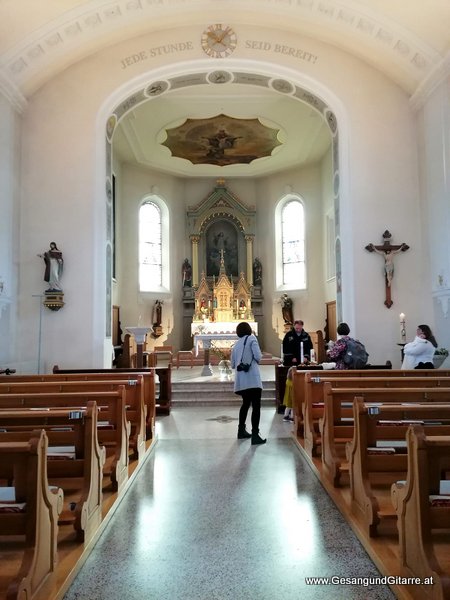 Kirche Feldkirch Gisingen Taufsängerin Sängerin mit Gitarre Taufe Musik Taufmusik Bodensee Musikerin Gitarre Gesang Kirche Taufsängerin Vorarlberg www.gesangundgitarre.at Gesang Gitarre Yvonne Brugger