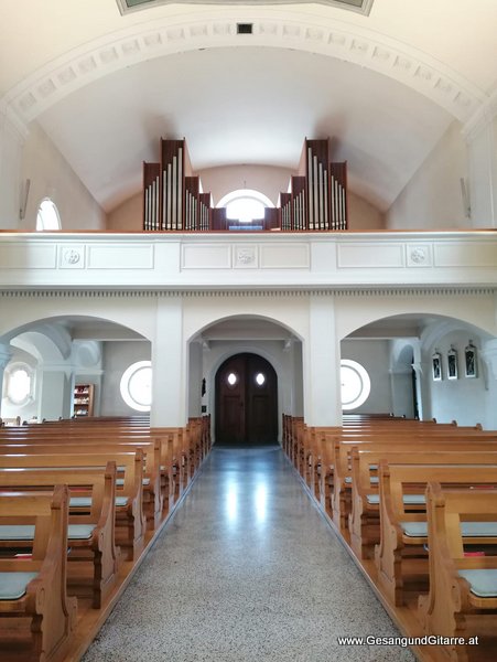 Kirche Feldkirch Gisingen Taufsängerin Sängerin mit Gitarre Taufe Musik Taufmusik Bodensee Musikerin Gitarre Gesang Kirche Taufsängerin Vorarlberg www.gesangundgitarre.at Gesang Gitarre Yvonne Brugger