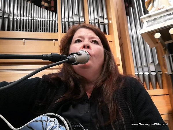 Lustenau Hasenfeld Guthirtenkirche Kirche Trauerfeier Beerdigung Verabschiedung Totenwache Musik Kirche Solomusikerin Sängerin mit Gitarre www.trauer-musik.at www.gesangundgitarre.at Gesang Gitarre Yvonne Brugger Trauersängerin Kirchensängerin Kirche Trauerfeier Beerdigung Verabschiedung Vorarlberg Musik Kirche Sängerin mit Gitarre www.trauer-musik.at www.gesangundgitarre.at Gesang Gitarre Yvonne Brugger Trauersängerin Kirchensängerin