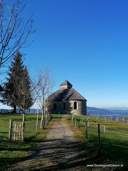 Kirche Kapelle Fatima Alberschwende Taufsängerin Sängerin mit Gitarre Taufe Musik Taufmusik Bodensee Musikerin Gitarre Gesang Kirche Taufsängerin Vorarlberg www.gesangundgitarre.at Gesang Gitarre Yvonne Brugger