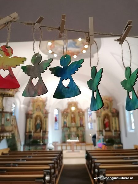 Kirche Bürserberg Taufsängerin Sängerin mit Gitarre Taufe Musik Taufmusik Bodensee Musikerin Gitarre Gesang Kirche Taufsängerin Vorarlberg www.gesangundgitarre.at Gesang Gitarre Yvonne Brugger