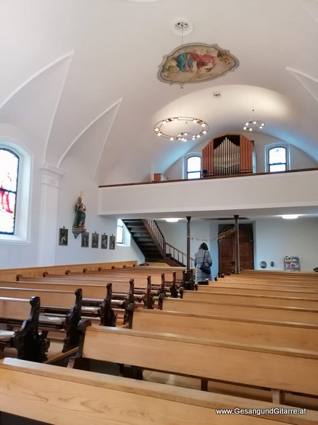 Kirche Bürserberg Taufsängerin Sängerin mit Gitarre Taufe Musik Taufmusik Bodensee Musikerin Gitarre Gesang Kirche Taufsängerin Vorarlberg www.gesangundgitarre.at Gesang Gitarre Yvonne Brugger