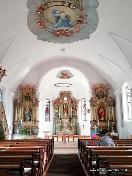 Kirche Bürserberg Taufsängerin Sängerin mit Gitarre Taufe Musik Taufmusik Bodensee Musikerin Gitarre Gesang Kirche Taufsängerin Vorarlberg www.gesangundgitarre.at Gesang Gitarre Yvonne Brugger