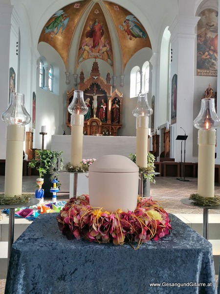 Kirche Lauterach Vorarlberg Verabschiedung Trauerfeier Beerdigung Verabschiedung Totenwache Musik Kirche Solomusikerin Sängerin mit Gitarre www.trauer-musik.at www.gesangundgitarre.at Gesang Gitarre Yvonne Brugger Trauersängerin Kirchensängerin Kirche Trauerfeier Beerdigung Verabschiedung Vorarlberg Musik Kirche Sängerin mit Gitarre www.trauer-musik.at www.gesangundgitarre.at Gesang Gitarre Yvonne Brugger Trauersängerin Kirchensängerin