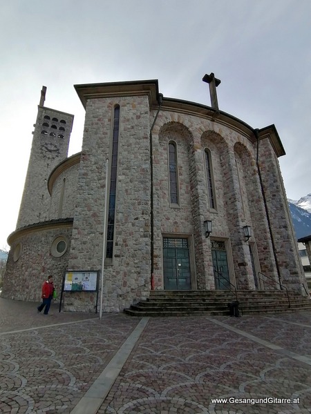 Heiligkreuz Kirche Bludenz Vorarlberg Verabschiedung Trauerfeier Beerdigung Verabschiedung Totenwache Musik Kirche Solomusikerin Sängerin mit Gitarre www.trauer-musik.at www.gesangundgitarre.at Gesang Gitarre Yvonne Brugger Trauersängerin Kirchensängerin Kirche Trauerfeier Beerdigung Verabschiedung Vorarlberg Musik Kirche Sängerin mit Gitarre www.trauer-musik.at www.gesangundgitarre.at Gesang Gitarre Yvonne Brugger Trauersängerin Kirchensängerin