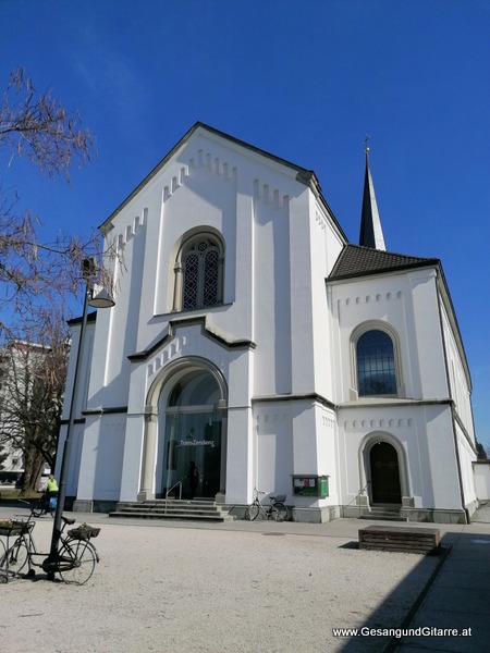 Kirche Hard Taufsängerin Sängerin mit Gitarre Taufe Musik Taufmusik Bodensee Musikerin Gitarre Gesang Kirche Taufsängerin Vorarlberg www.gesangundgitarre.at Gesang Gitarre Yvonne Brugger