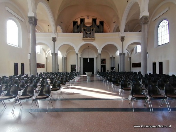 Kirche Hard Taufsängerin Sängerin mit Gitarre Taufe Musik Taufmusik Bodensee Musikerin Gitarre Gesang Kirche Taufsängerin Vorarlberg www.gesangundgitarre.at Gesang Gitarre Yvonne Brugger