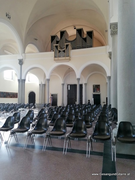 Kirche Hard Taufsängerin Sängerin mit Gitarre Taufe Musik Taufmusik Bodensee Musikerin Gitarre Gesang Kirche Taufsängerin Vorarlberg www.gesangundgitarre.at Gesang Gitarre Yvonne Brugger