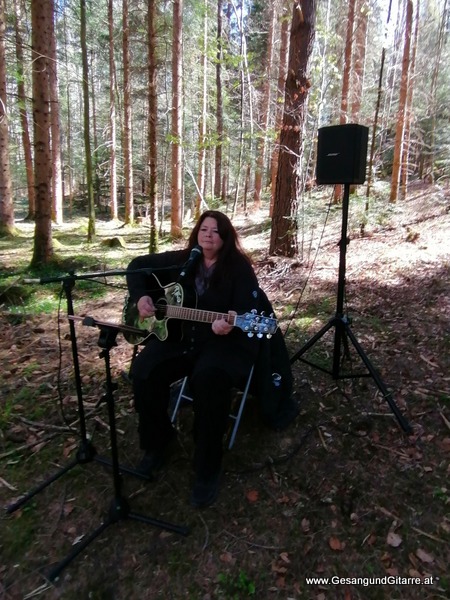 Wald Friedhof Klosterwald Bludesch Vorarlberg Verabschiedung Trauerfeier Beerdigung Verabschiedung Totenwache Musik Kirche Solomusikerin Sängerin mit Gitarre www.trauer-musik.at www.gesangundgitarre.at Gesang Gitarre Yvonne Brugger Trauersängerin Kirchensängerin Kirche Trauerfeier Beerdigung Verabschiedung Vorarlberg Musik Kirche Sängerin mit Gitarre www.trauer-musik.at www.gesangundgitarre.at Gesang Gitarre Yvonne Brugger Trauersängerin Kirchensängerin