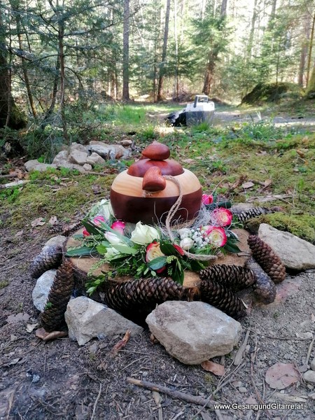 Wald Friedhof Klosterwald Bludesch Vorarlberg Verabschiedung Trauerfeier Beerdigung Verabschiedung Totenwache Musik Kirche Solomusikerin Sängerin mit Gitarre www.trauer-musik.at www.gesangundgitarre.at Gesang Gitarre Yvonne Brugger Trauersängerin Kirchensängerin Kirche Trauerfeier Beerdigung Verabschiedung Vorarlberg Musik Kirche Sängerin mit Gitarre www.trauer-musik.at www.gesangundgitarre.at Gesang Gitarre Yvonne Brugger Trauersängerin Kirchensängerin