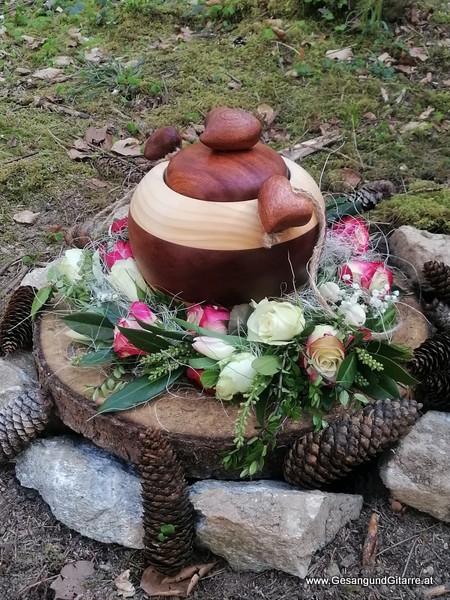 Wald Friedhof Klosterwald Bludesch Vorarlberg Verabschiedung Trauerfeier Beerdigung Verabschiedung Totenwache Musik Kirche Solomusikerin Sängerin mit Gitarre www.trauer-musik.at www.gesangundgitarre.at Gesang Gitarre Yvonne Brugger Trauersängerin Kirchensängerin Kirche Trauerfeier Beerdigung Verabschiedung Vorarlberg Musik Kirche Sängerin mit Gitarre www.trauer-musik.at www.gesangundgitarre.at Gesang Gitarre Yvonne Brugger Trauersängerin Kirchensängerin