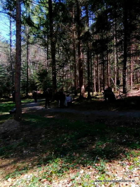 Wald Friedhof Klosterwald Bludesch Vorarlberg Verabschiedung Trauerfeier Beerdigung Verabschiedung Totenwache Musik Kirche Solomusikerin Sängerin mit Gitarre www.trauer-musik.at www.gesangundgitarre.at Gesang Gitarre Yvonne Brugger Trauersängerin Kirchensängerin Kirche Trauerfeier Beerdigung Verabschiedung Vorarlberg Musik Kirche Sängerin mit Gitarre www.trauer-musik.at www.gesangundgitarre.at Gesang Gitarre Yvonne Brugger Trauersängerin Kirchensängerin
