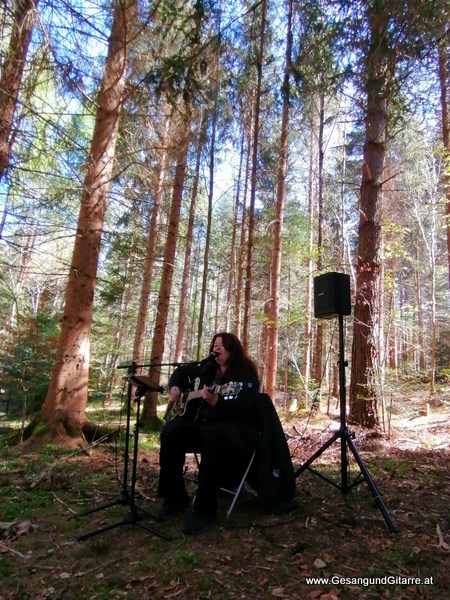 Wald Friedhof Klosterwald Bludesch Vorarlberg Verabschiedung Trauerfeier Beerdigung Verabschiedung Totenwache Musik Kirche Solomusikerin Sängerin mit Gitarre www.trauer-musik.at www.gesangundgitarre.at Gesang Gitarre Yvonne Brugger Trauersängerin Kirchensängerin Kirche Trauerfeier Beerdigung Verabschiedung Vorarlberg Musik Kirche Sängerin mit Gitarre www.trauer-musik.at www.gesangundgitarre.at Gesang Gitarre Yvonne Brugger Trauersängerin Kirchensängerin