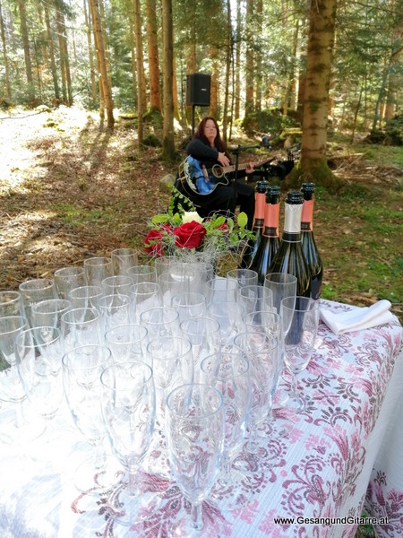 Wald Friedhof Klosterwald Bludesch Vorarlberg Verabschiedung Trauerfeier Beerdigung Verabschiedung Totenwache Musik Kirche Solomusikerin Sängerin mit Gitarre www.trauer-musik.at www.gesangundgitarre.at Gesang Gitarre Yvonne Brugger Trauersängerin Kirchensängerin Kirche Trauerfeier Beerdigung Verabschiedung Vorarlberg Musik Kirche Sängerin mit Gitarre www.trauer-musik.at www.gesangundgitarre.at Gesang Gitarre Yvonne Brugger Trauersängerin Kirchensängerin