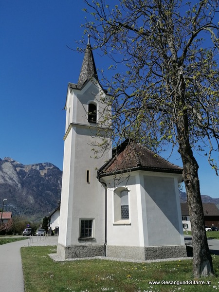 Kirche Kapelle Feldkirch Bangs Taufsängerin Sängerin mit Gitarre Taufe Musik Taufmusik Bodensee Musikerin Gitarre Gesang Kirche Taufsängerin Vorarlberg www.gesangundgitarre.at Gesang Gitarre Yvonne Brugger