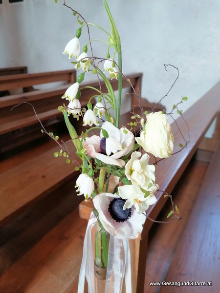 Kirche Kapelle Feldkirch Bangs Taufsängerin Sängerin mit Gitarre Taufe Musik Taufmusik Bodensee Musikerin Gitarre Gesang Kirche Taufsängerin Vorarlberg www.gesangundgitarre.at Gesang Gitarre Yvonne Brugger
