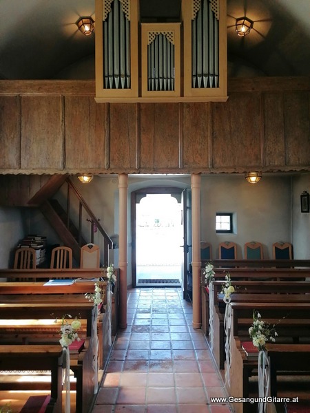Kirche Kapelle Feldkirch Bangs Taufsängerin Sängerin mit Gitarre Taufe Musik Taufmusik Bodensee Musikerin Gitarre Gesang Kirche Taufsängerin Vorarlberg www.gesangundgitarre.at Gesang Gitarre Yvonne Brugger