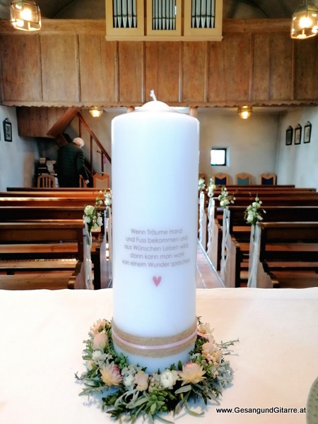 Kirche Kapelle Feldkirch Bangs Taufsängerin Sängerin mit Gitarre Taufe Musik Taufmusik Bodensee Musikerin Gitarre Gesang Kirche Taufsängerin Vorarlberg www.gesangundgitarre.at Gesang Gitarre Yvonne Brugger
