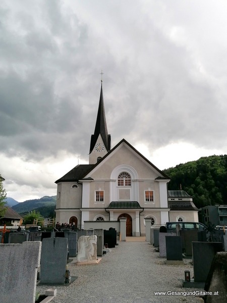 Kirche Feldkirch Gisingen Totenwache Trauerfeier Beerdigung Verabschiedung Totenwache Musik Kirche Solomusikerin Sängerin mit Gitarre www.trauer-musik.at www.gesangundgitarre.at Gesang Gitarre Yvonne Brugger Trauersängerin Kirchensängerin Kirche Trauerfeier Beerdigung Verabschiedung Vorarlberg Musik Kirche Sängerin mit Gitarre www.trauer-musik.at www.gesangundgitarre.at Gesang Gitarre Yvonne Brugger Trauersängerin Kirchensängerin