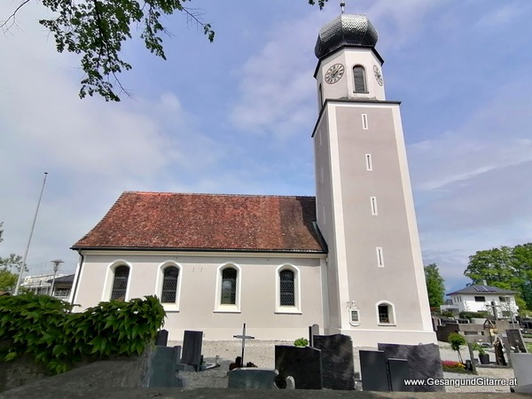 Kirche Meiningen Taufsängerin Sängerin mit Gitarre Taufe Musik Taufmusik Bodensee Musikerin Gitarre Gesang Kirche Taufsängerin Vorarlberg www.gesangundgitarre.at Gesang Gitarre Yvonne Brugger