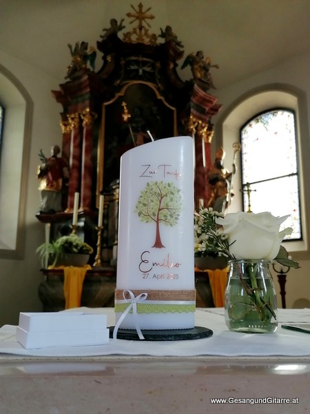 Kirche Meiningen Taufsängerin Sängerin mit Gitarre Taufe Musik Taufmusik Bodensee Musikerin Gitarre Gesang Kirche Taufsängerin Vorarlberg www.gesangundgitarre.at Gesang Gitarre Yvonne Brugger