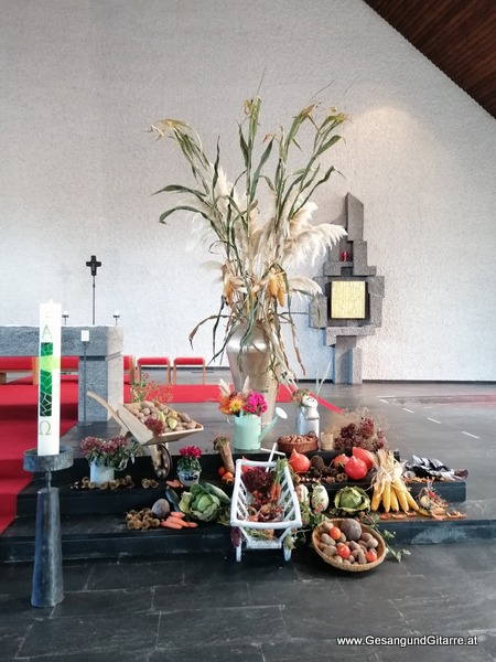 St. Josef Kirche Rankweil Trauerfeier Beerdigung Verabschiedung Vorarlberg Musik Kirche Trauersängerin Sängerin mit Gitarre www.trauer-musik.at www.gesangundgitarre.at Gesang Gitarre Yvonne Brugger Trauersängerin Kirchensängerin