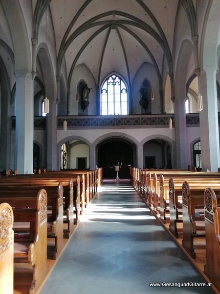 Kirche Frastanz Trauerfeier Beerdigung Verabschiedung Vorarlberg Musik Kirche Trauersängerin Sängerin mit Gitarre www.trauer-musik.at www.gesangundgitarre.at Gesang Gitarre Yvonne Brugger Trauersängerin Kirchensängerin