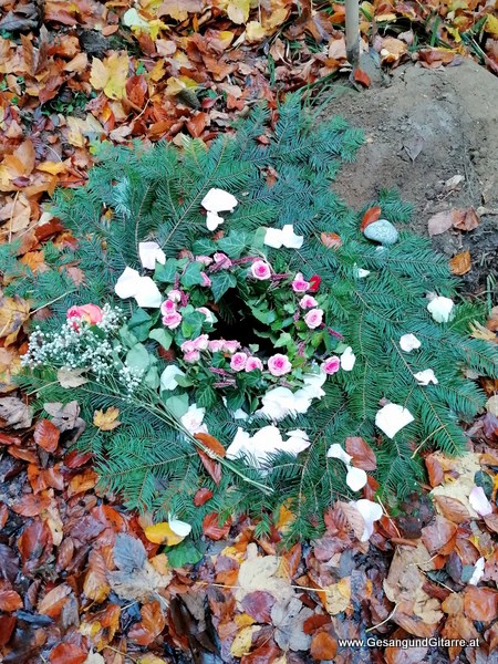 Friedwald Heiligenberg Baden Württemberg Trauerfeier Beerdigung Verabschiedung Vorarlberg Musik Kirche Trauersängerin Sängerin mit Gitarre www.trauer-musik.at www.gesangundgitarre.at Gesang Gitarre Yvonne Brugger Trauersängerin Kirchensängerin