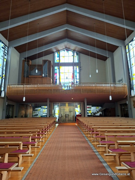 Kirche Feldkirch Nofels Trauerfeier Beerdigung Verabschiedung Vorarlberg Musik Kirche Trauersängerin Sängerin mit Gitarre www.trauer-musik.at www.gesangundgitarre.at Gesang Gitarre Yvonne Brugger Trauersängerin Kirchensängerin