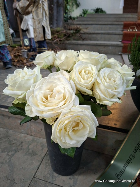 Kirche Feldkirch Nofels Trauerfeier Beerdigung Verabschiedung Vorarlberg Musik Kirche Trauersängerin Sängerin mit Gitarre www.trauer-musik.at www.gesangundgitarre.at Gesang Gitarre Yvonne Brugger Trauersängerin Kirchensängerin