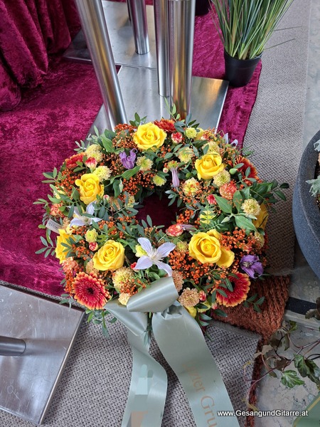 Kirche Feldkirch Nofels Trauerfeier Beerdigung Verabschiedung Vorarlberg Musik Kirche Trauersängerin Sängerin mit Gitarre www.trauer-musik.at www.gesangundgitarre.at Gesang Gitarre Yvonne Brugger Trauersängerin Kirchensängerin