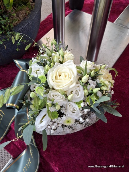 Kirche Feldkirch Nofels Trauerfeier Beerdigung Verabschiedung Vorarlberg Musik Kirche Trauersängerin Sängerin mit Gitarre www.trauer-musik.at www.gesangundgitarre.at Gesang Gitarre Yvonne Brugger Trauersängerin Kirchensängerin