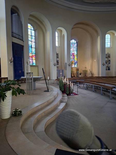 Kirche Mariahilf Bregenz Trauerfeier Beerdigung Verabschiedung Vorarlberg Musik Kirche Trauersängerin Sängerin mit Gitarre www.trauer-musik.at www.gesangundgitarre.at Gesang Gitarre Yvonne Brugger Trauersängerin Kirchensängerin
