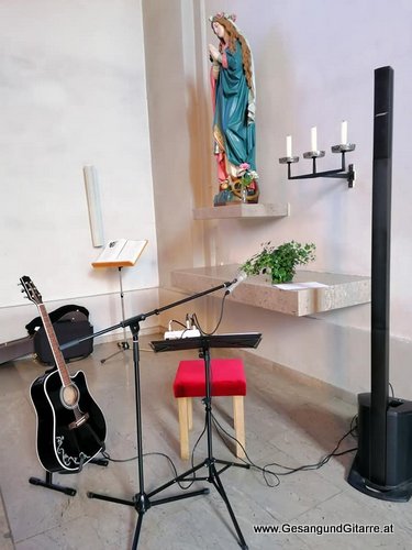 Musik Trauersängerin Sängerin mit Gitarre Vorarlberg Kirche Sulz Beerdigung Beisetzung Trauerfeier