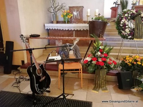 Musik Trauersängerin Sängerin mit Gitarre Vorarlberg Kirche Bludenz Beerdigung Beisetzung Trauerfeier