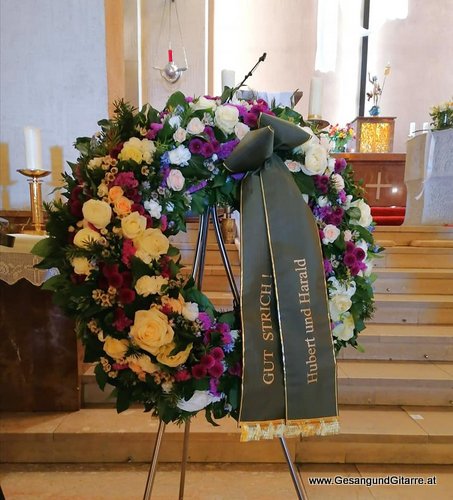 Musik Trauersängerin Sängerin mit Gitarre Vorarlberg Kirche Bludenz Beerdigung Beisetzung Trauerfeier